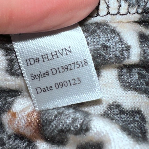 Like New Donna Karan SOFT Leopard Print Pajama Button Front Top, L - Picture 7 of 7